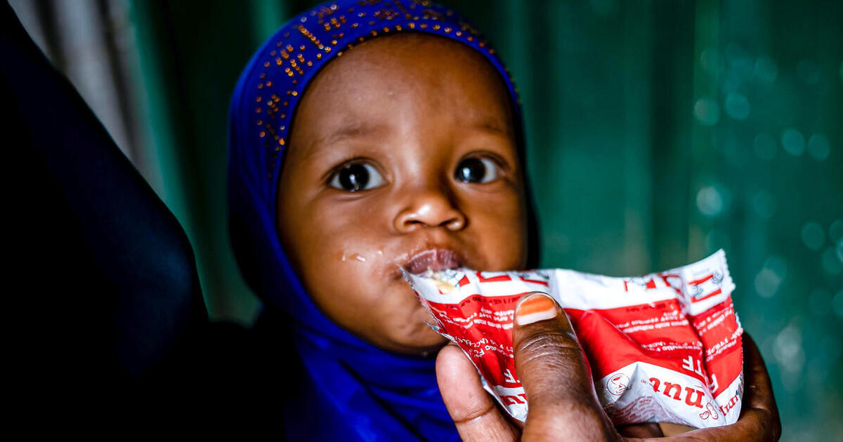 Une fillette âgée de 7 mois reçoit un aliment thérapeutique de sa mère dans un centre de santé du Yémen.