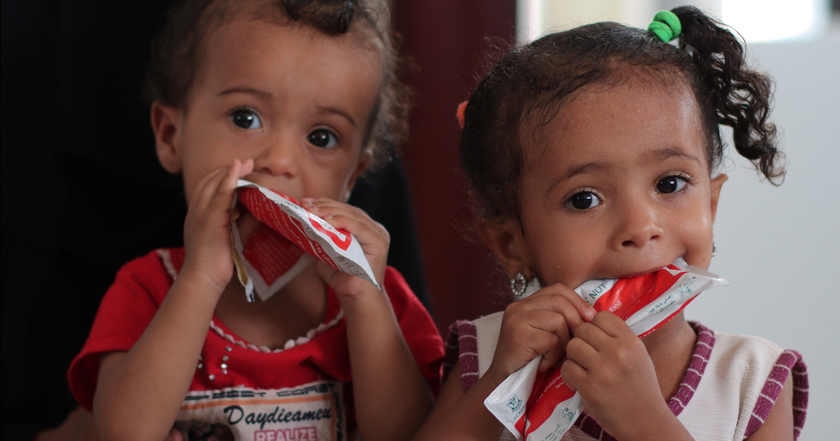 Des enfants souffrant de malnutrition reçoivent des sachets d’aliment thérapeutique Plumpy’NutMD au Yémen.