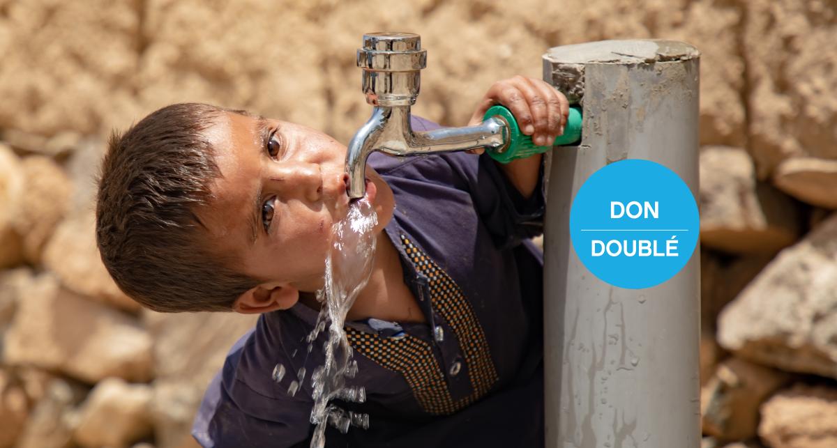 Un garçon âgé de trois ans boit de l’eau d’un robinet nouvellement installé chez lui, dans l’est de l’Afghanistan.