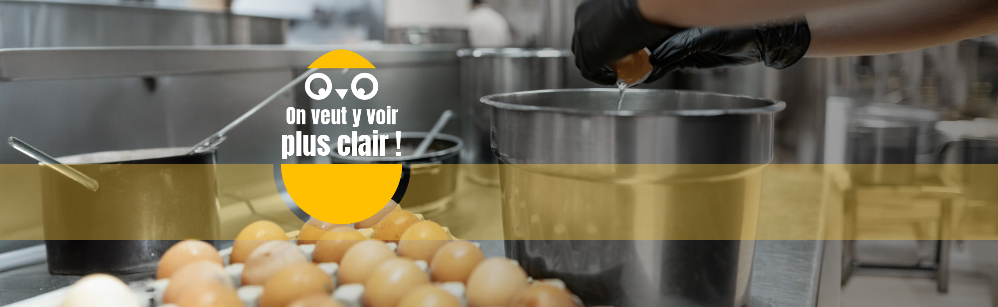 Une personne dans une cuisine professionnelle qui casse un oeuf dans un saladier en inox, un plateau d'oeufs en premier plan et le logo on veut y voir plus clair.