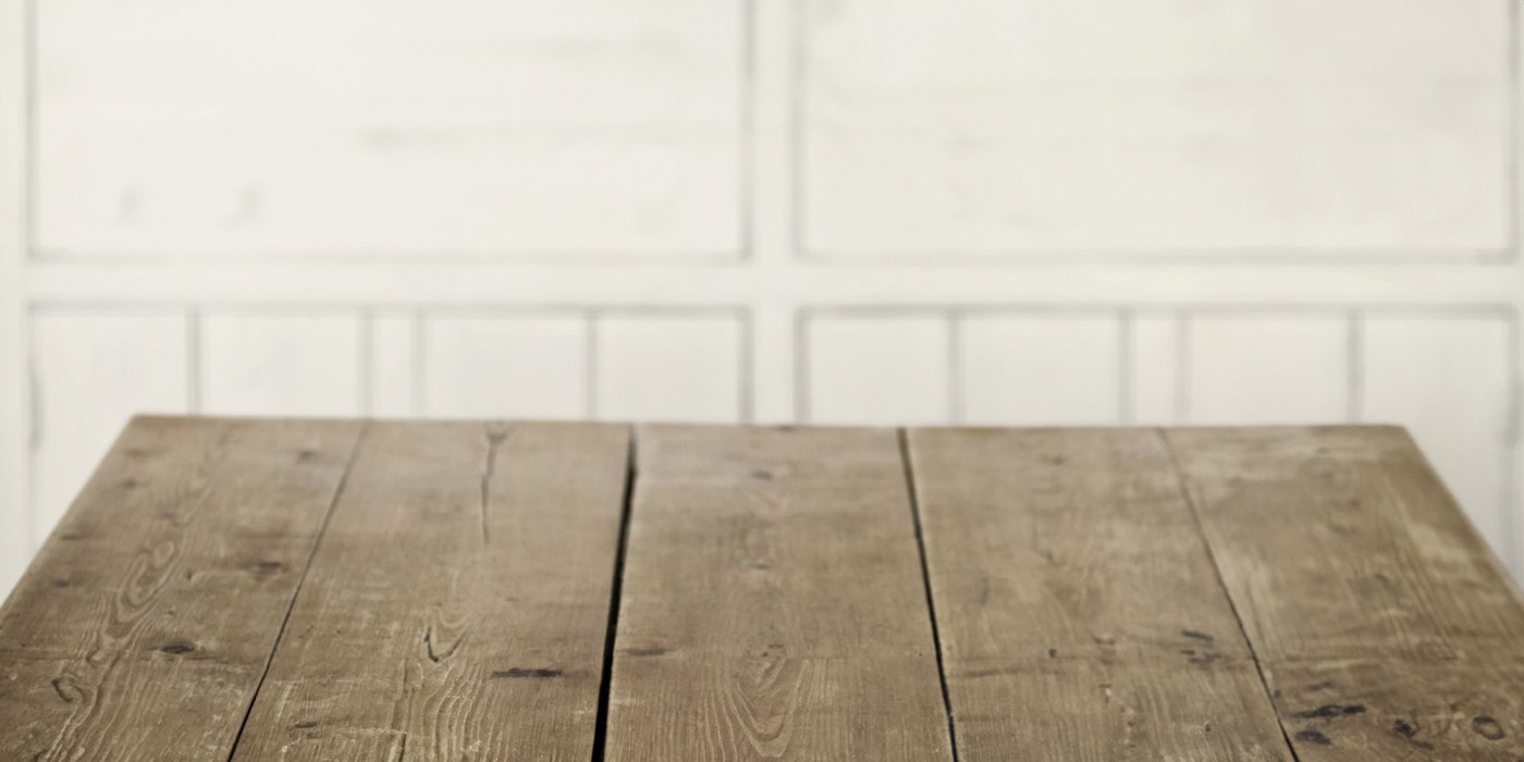 Image d'une table en bois dans une cuisine blanche