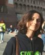 Una donna con capelli castani con la felpa di CIWF guarda in camera sorridendo.