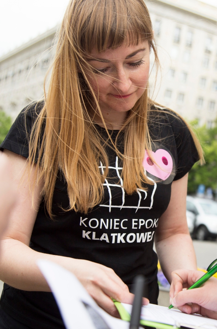 Małgorzata Szadkowska w koszulce Koniec Epoki Klatkowej zbiera podpisy pod petycją