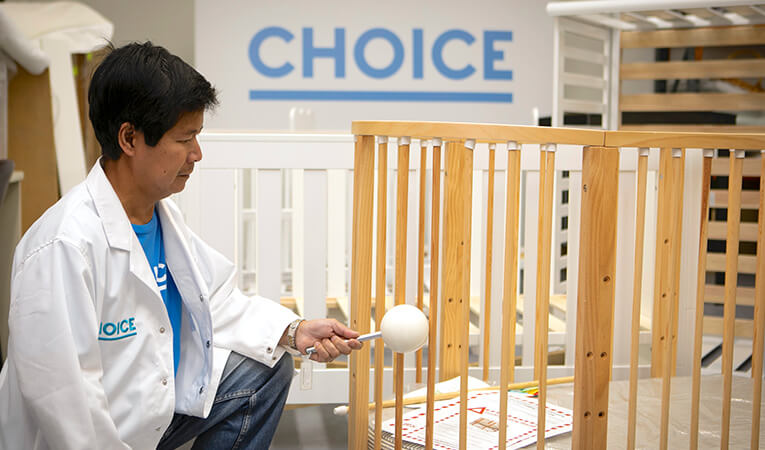 Antonio Bonacruz测试婴儿床选择测试实验室。