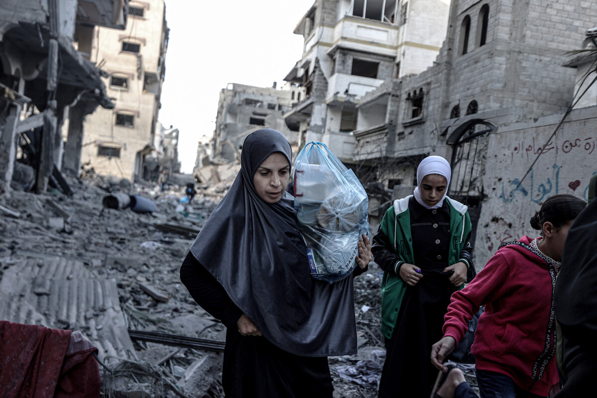 Palestinian women and children carrying belongings flee to safer areas following Israeli bombardments on southern part of Gaza City,
Photo: Ali Jadallah/Anadolu/Getty Images