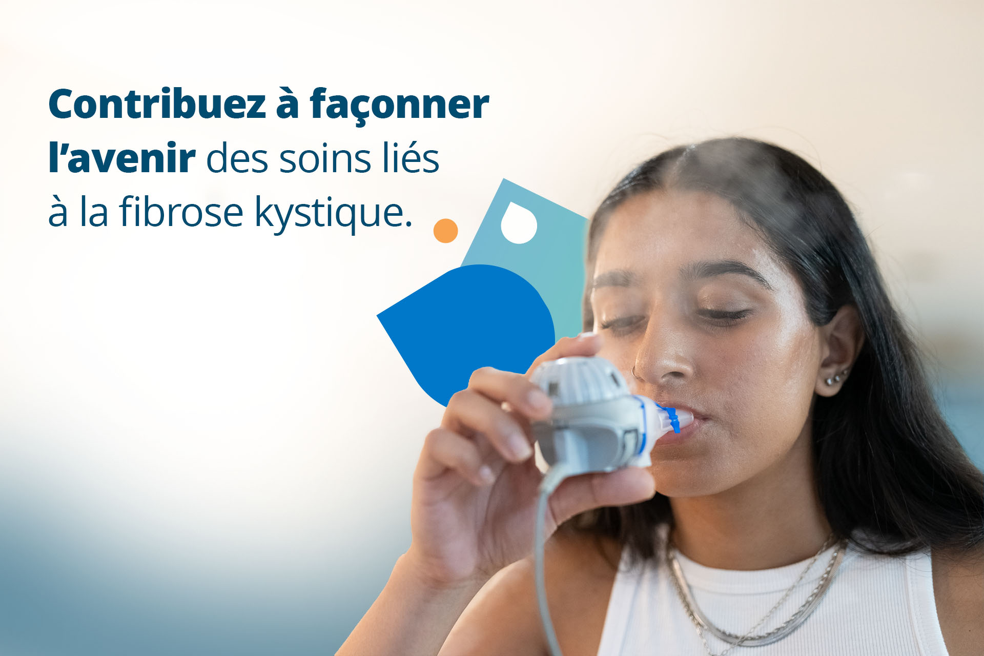 Une femme dans un lit d'hôpital portant un masque.