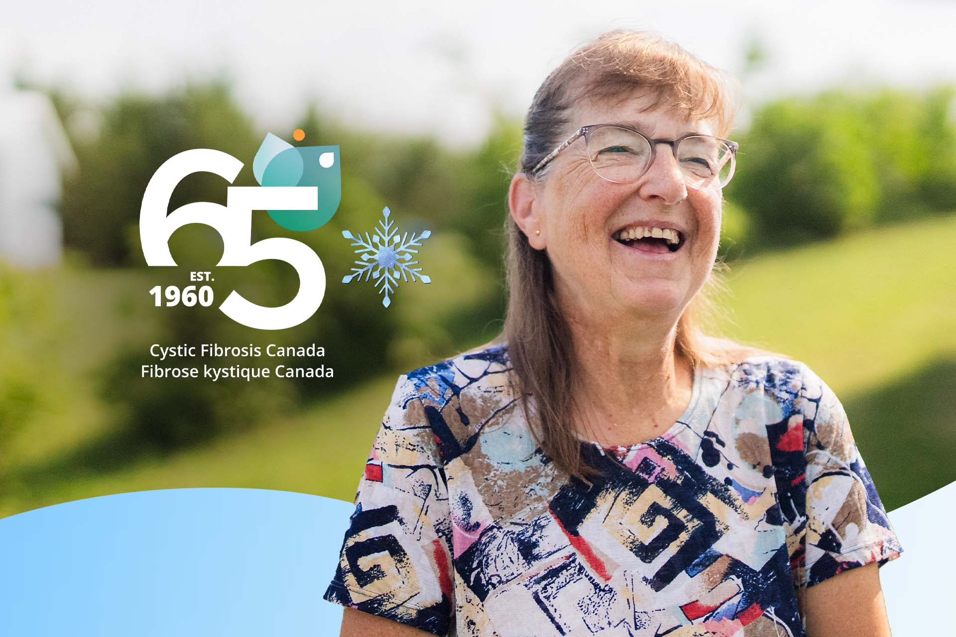 Lorna, qui vit avec la fibrose kystique depuis 65 ans, sourit largement dehors dans un champ.