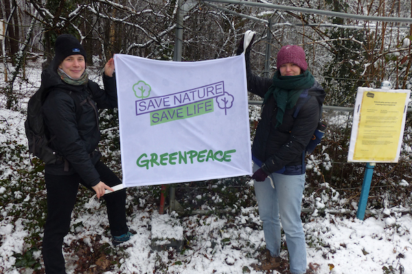 Twee mensen met een spandoek 