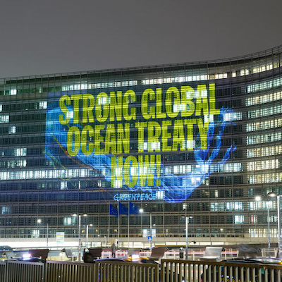 Projectie die oproept tot oceaanbescherming in Brussel