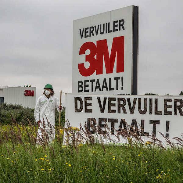 Actie bij het hoofdkantoor van 3M, verantwoordelijk voor de PFOS-vervuiling in Zwijndrecht (Antwerpen). Activisten van Greenpeace België hangen een spandoek op met de tekst 