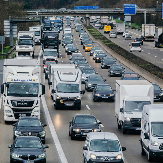 File/spitsuur op de snelweg bij Frankfurt.