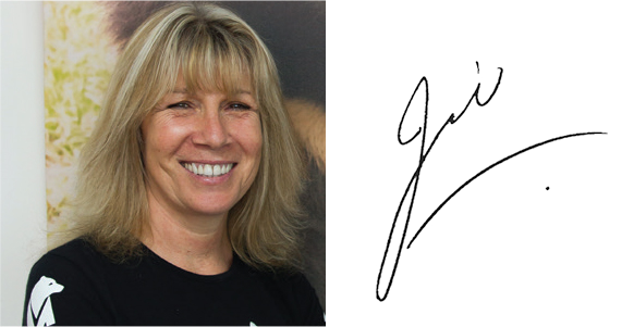 Eine Nahaufnahme der Gründerin und CEO von Animals Asia, Jill Robinson. Ihr blondes Haar ist schulterlang, sie lächelt in die Kamera. Sie trägt ein schwarzes T-Shirt mit dem weißen Logo von Animals Asia auf dem Ärmel.