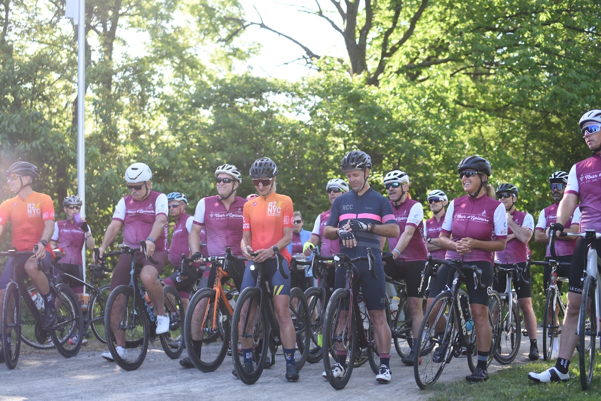 riders at the start line of tour d'epicure