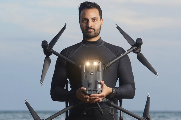 Ved Chirayath holding the MiDAR technology
