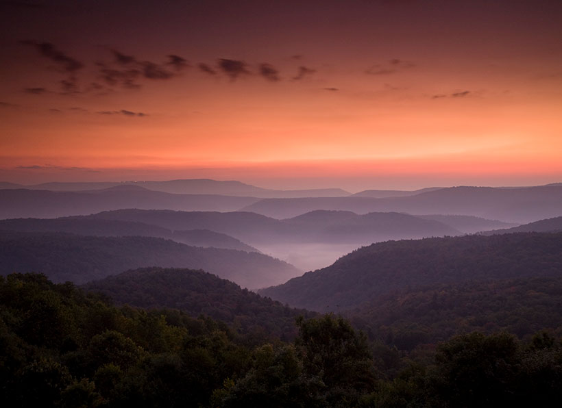 Amanecer sobre el Cranberry Wilderness en West Virginia. &copy; Kent Mason