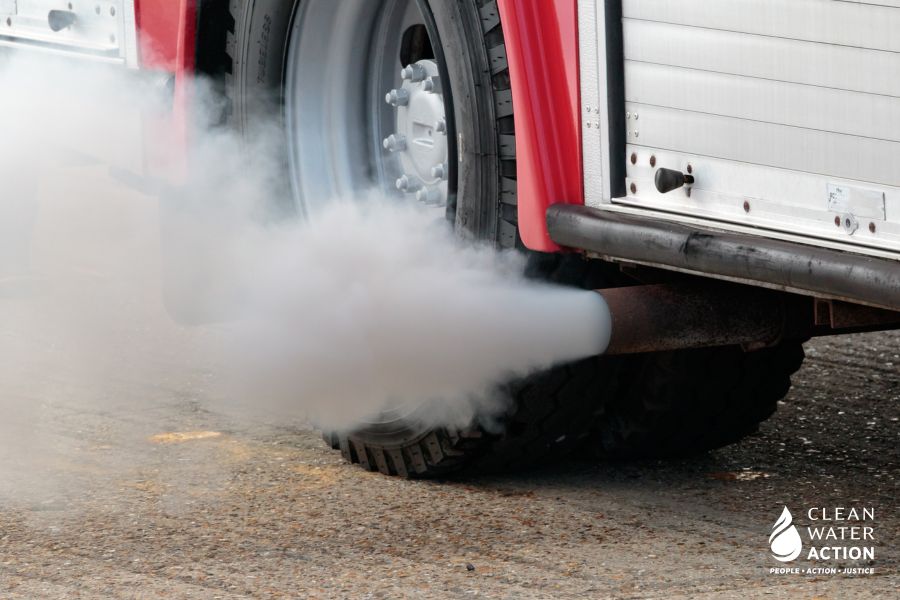 Image of a polluting truck