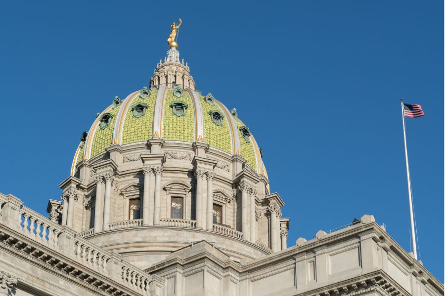 Image of the capitol building in Harrisburg, PA (Source: Canva)