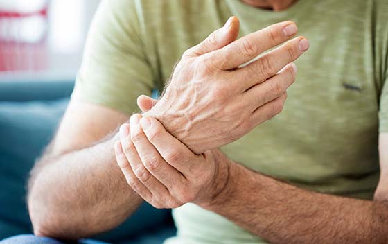 Man holding hand waist