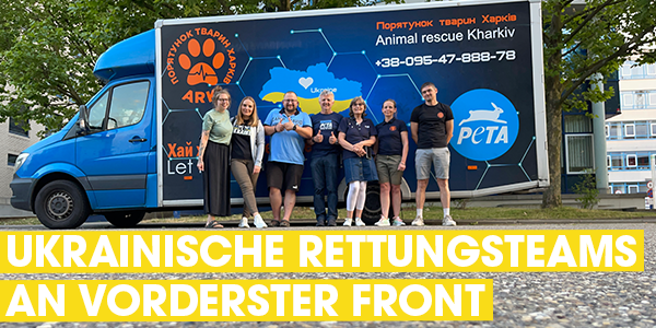 Mitarbeitende von Animal Rescue Kharkiv und PETA Deutschland vor dem gemeinsamen Rettungsfahrzeug in Stuttgart